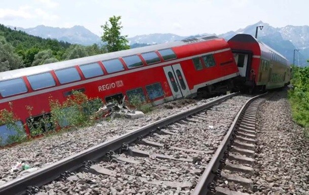Поезд сошел с рельсов на открытой местности в районе индустриального парка Лойзахауен в Альпах. Несколько вагонов перевернулось, а часть упала на насыпь.