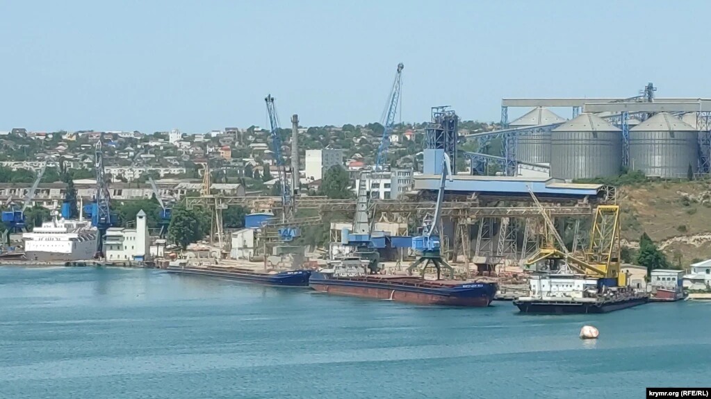 В Севастопольской бухте оккупанты активно грузят украденное зерно на корабли-зерновозы, чтобы вывести его за рубеж
