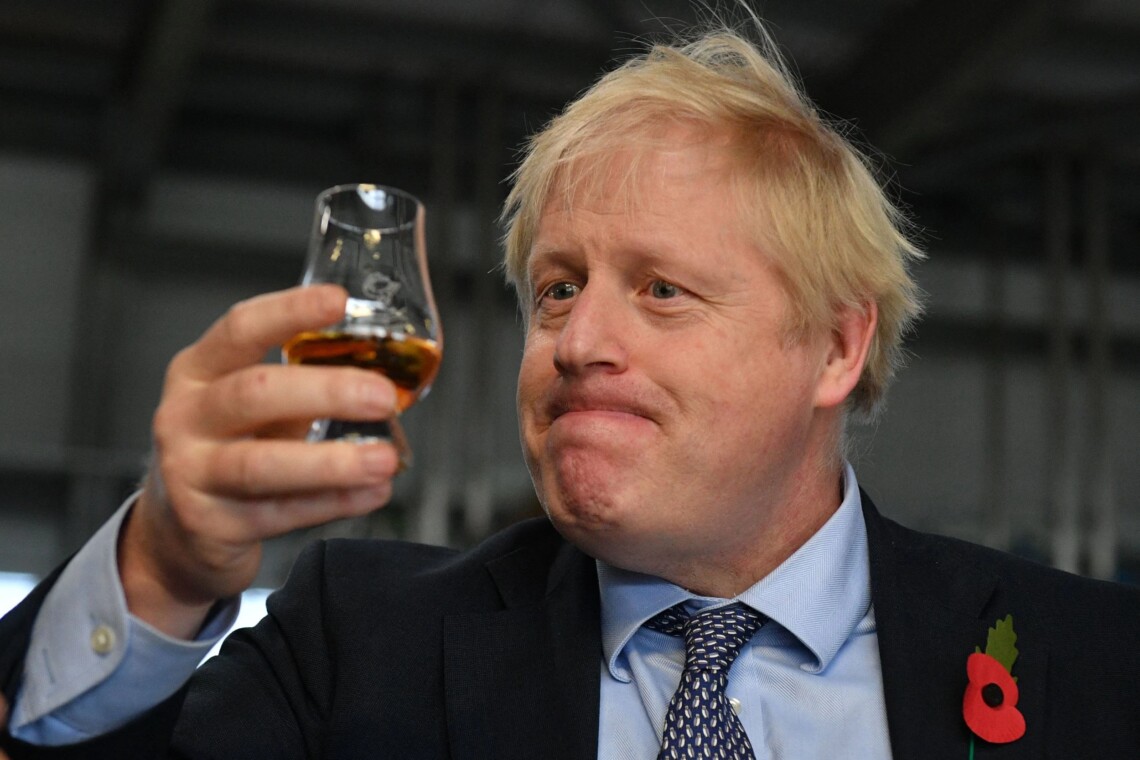 В парламенте Британии сегодня будут голосовать за вотум недоверия Борису Джонсону из-за скандала с вечеринками на Даунинг-стрит в разгар карантина.