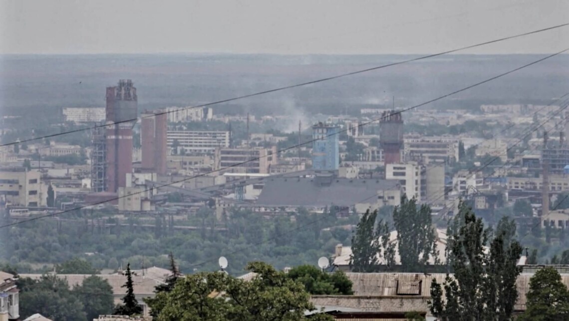 Увечері 8 червня російські війська обстріляли територію заводу Азот у Сєвєродонецьку, пошкоджено цех виробництва аміаку.