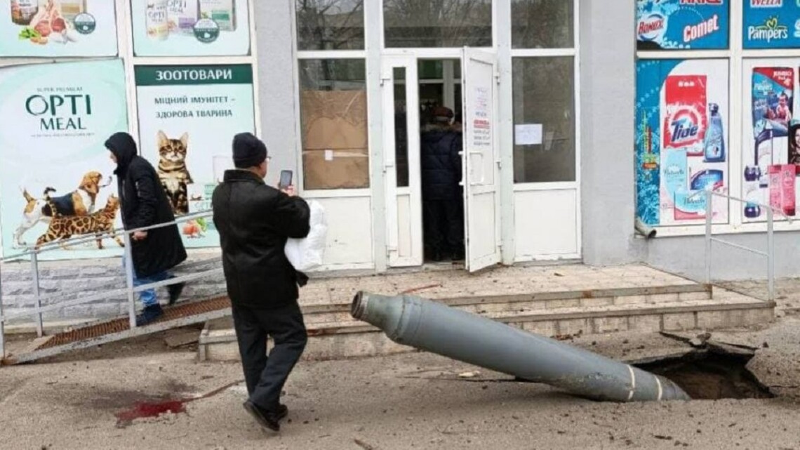 Росія використала для обстрілів Харкова заборонені касетні бомби та некеровані ракети. Правозахисники задокументували щонайменше 28 випадків невиборчих ударів по місту з боку російської армії.