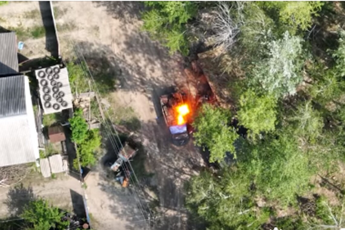 Украинские военные провели разведку беспилотником и нанесли удар по штабу российских оккупантов в Харьковской области.