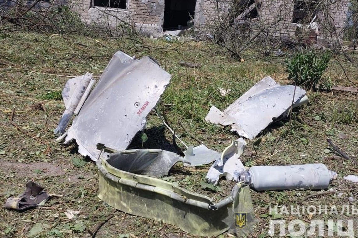 Российские оккупанты нанесли ракетный удар по Первомайском на Харьковщине, ранены три человека. За их жизнь борются врачи.