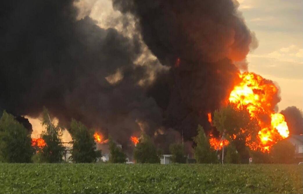 На Дніпропетровщині в Новомосковському районі в суботу, 18 червня, о 20.45 пролунали потужні вибухи - три ворожі ракети потрапили в нафтобазу і зруйнували її.