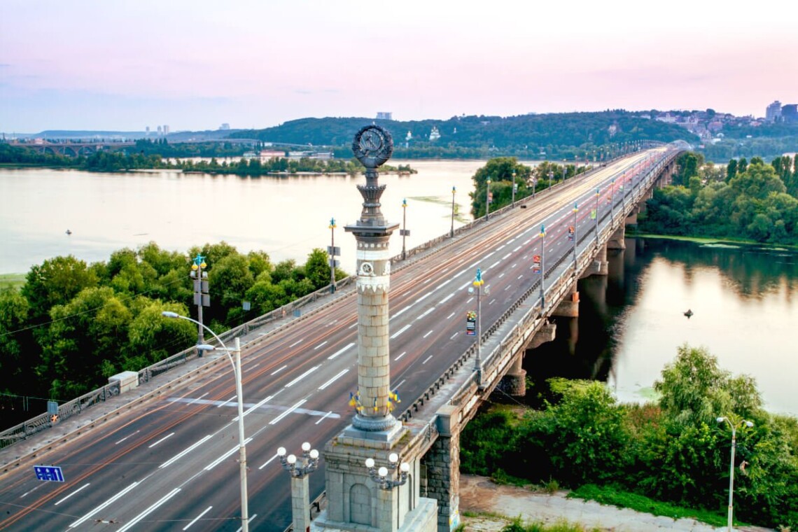 Міст метро та міст Патона у Києві відкрили. Через Патона їздитимуть автобуси номер 51, 55, 115 та 118, а також тролейбуси 43 та 50.