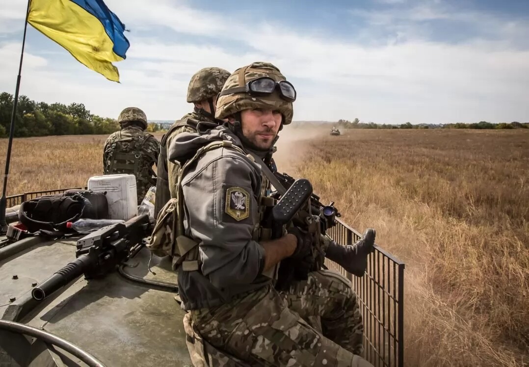 Українські військові відкинули окупантів із першої лінії оборони на Херсонщині. Також ЗСУ завдали кілька ударів по тилових складах із боєприпасами.