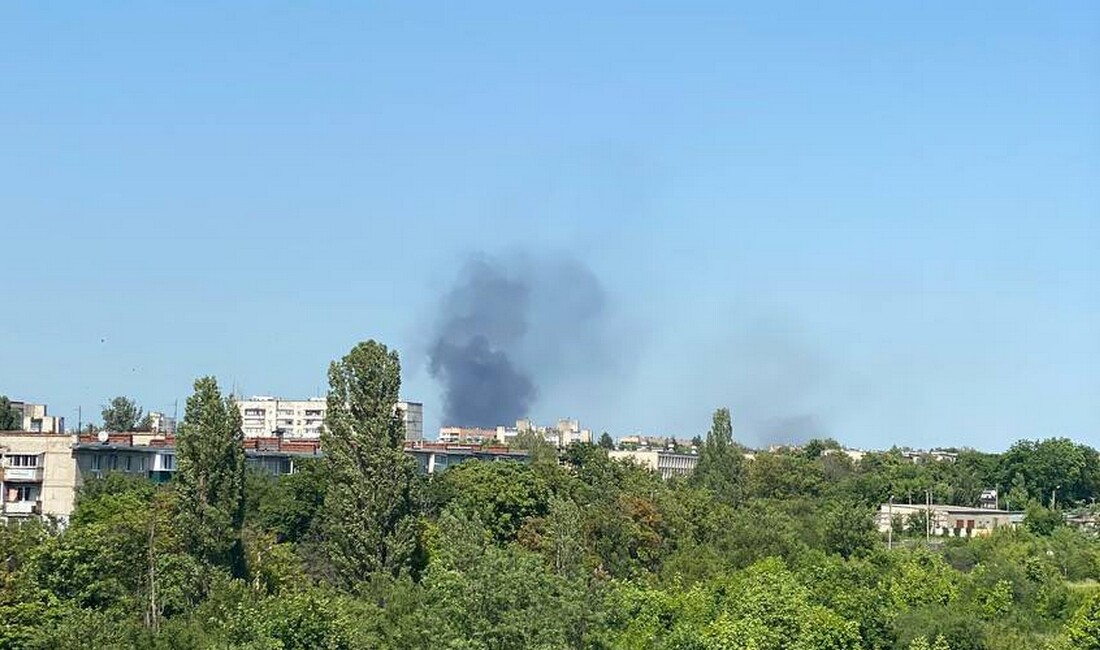 Российские оккупационные войска совершили ракетные обстрелы по одному из районов города Харькова. Местные сообщают о звуках взрывов.