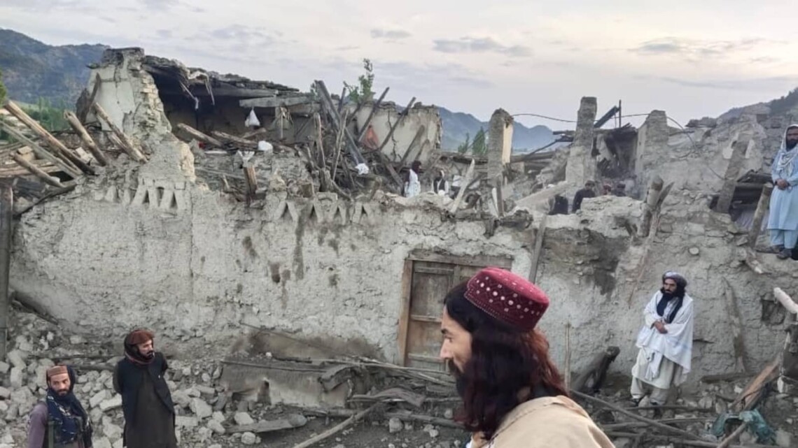 В восточной части Афганистана произошло землетрясение магнитудой 6,1 балла. Погибли 280 человек, власти предупредили, что количество жертв будет расти.