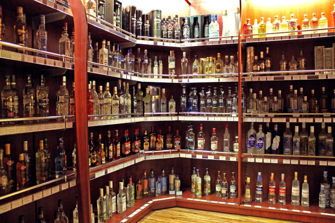 С 22 июня в Одессе и области продлили время продажи алкогольных напитков.  Теперь его можно купить до 20 часов вечера.