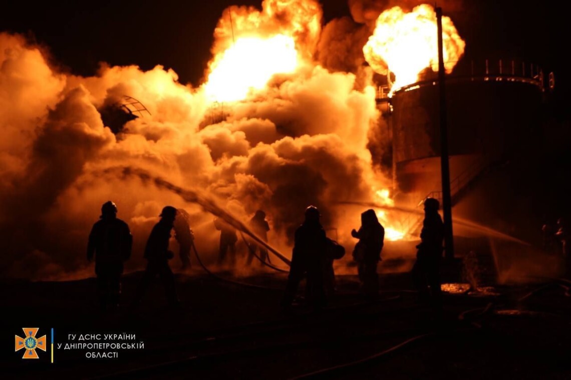 Спустя 108 часов пожар на нефтебазе в Новомосковском районе потушили. Погибли три человека, 14 получили ожоги и ранения.