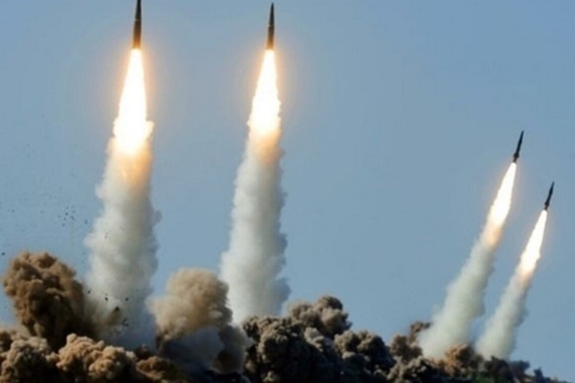Україна зазнала масованого ракетного обстрілу з боку росії. Удари також завдавалися і авіацією рф з Білорусі. Усього по території України було випущено близько 40 ракет.