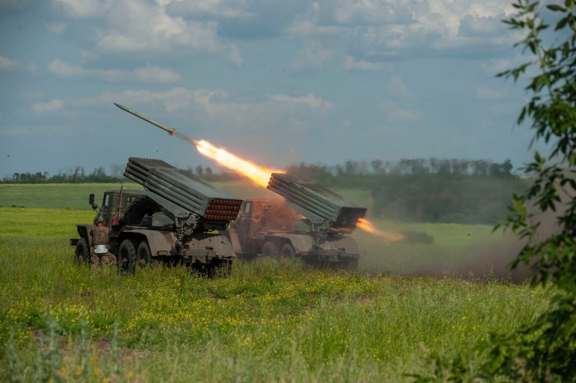 После отвода подразделений украинских войск враг закрепляется в районах населенных пунктов Северодонецк, Сиротино, Вороново и Боровское.