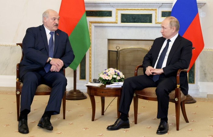 Лукашенко заявил путину, что изоляция Литвой Калининграда – фактически объявление войны. Также россия и Беларусь пришли к соглашению о создании Союзного государства между странами.