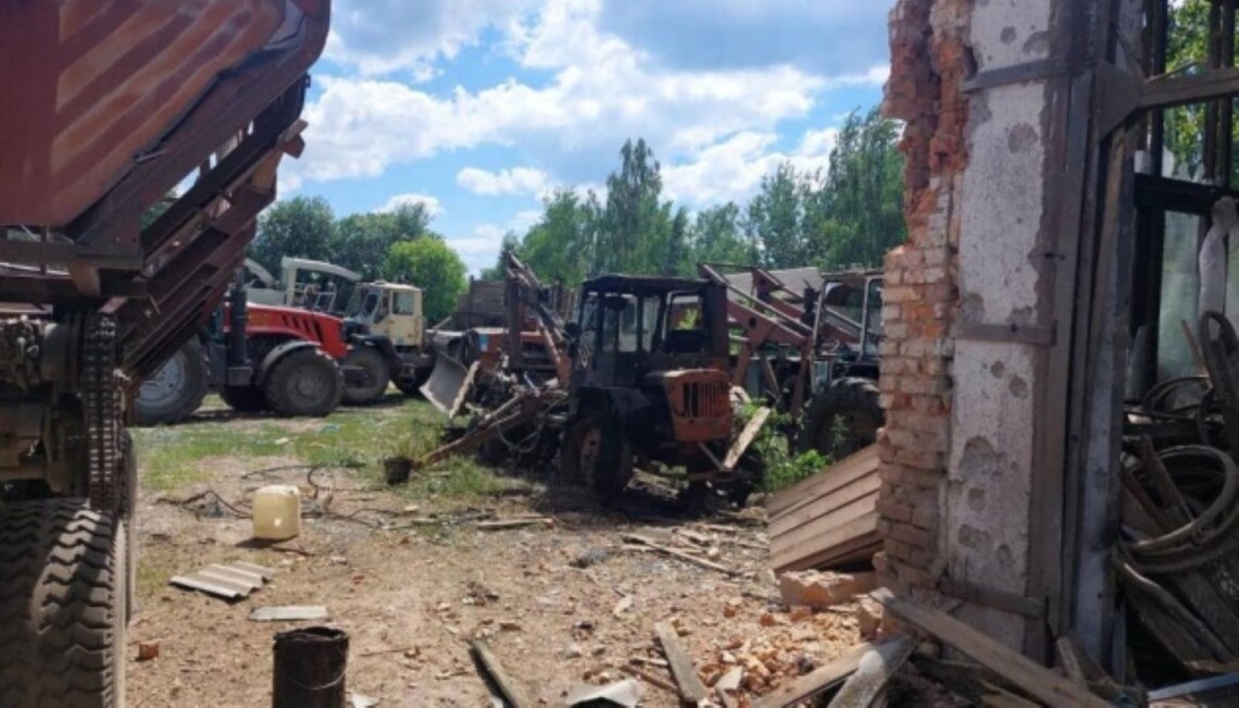 Оккупанты обстреляли Черниговскую область из минометов и ствольной артиллерии. В результате обстрела разрушено хранилище с зерном и повреждена сельскохозяйственная техника.