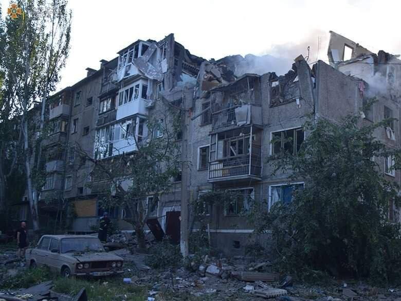 В Николаеве в результате попадания боеприпаса в многоэтажку разрушились квартиры в одном подъезде с третьего по пятый этаж. Фото и видео с места событий.