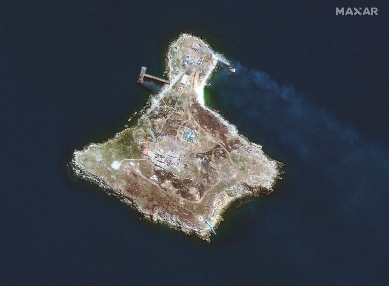 Супутникові знімки підтверджують виведення російських військовослужбовців із острова Зміїний у четвер, 30 червня.