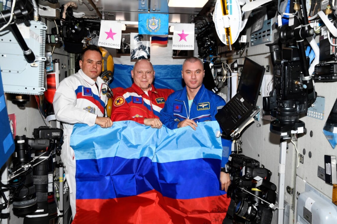 Украина призывает исключить россию из международных космических программ после того, как ее космонавты развернули на МКС флаги так называемых ДНР и ЛНР,