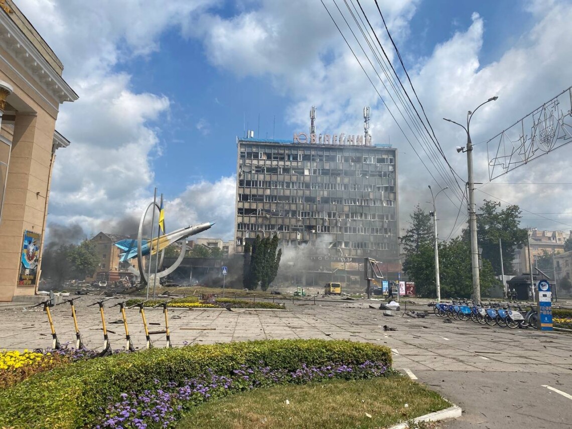 Ракетний удар по Вінниці припав на парковку біля Будинку побуту Ювілейний. Загинуло 12 людей, близько 30 поранено.