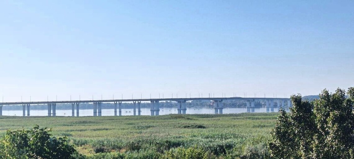Оккупационные власти Херсонской области признали, что Антоновский мост получил повреждения после удара ВСУ и перекрыли по нему движение.