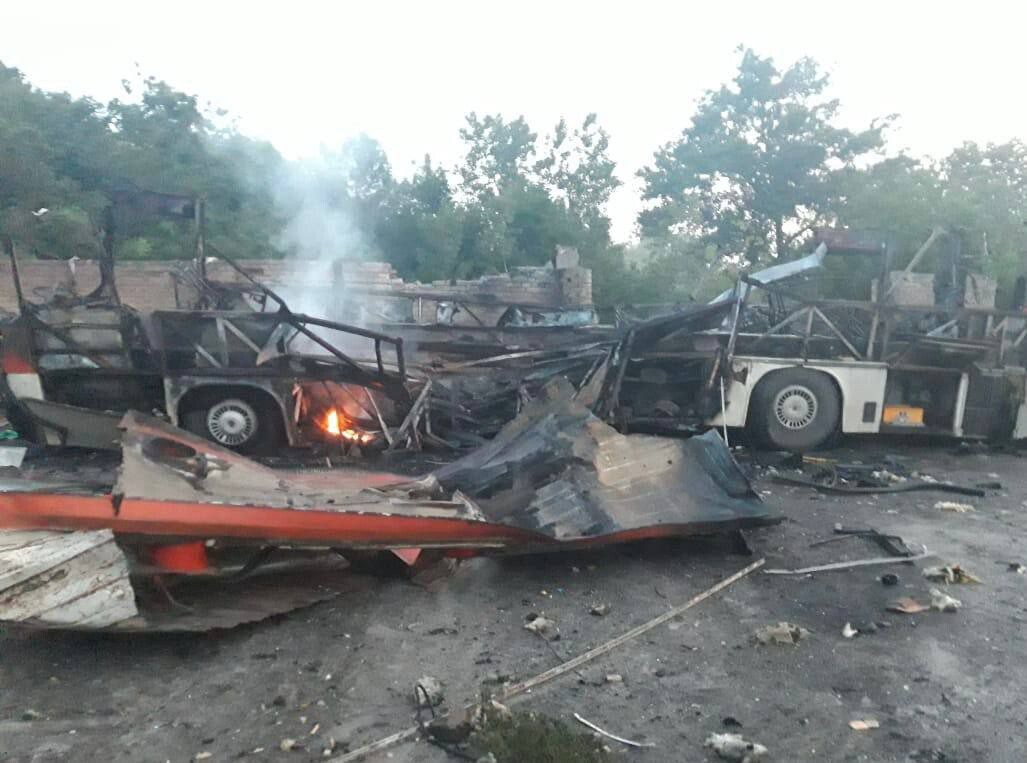 Ночью под обстрелом снова оказались Никопольский и Криворожский районы. В Никополе повреждены дома, сгорели автобус и несколько автомобилей. В Мировской общине тоже разрушены дома.