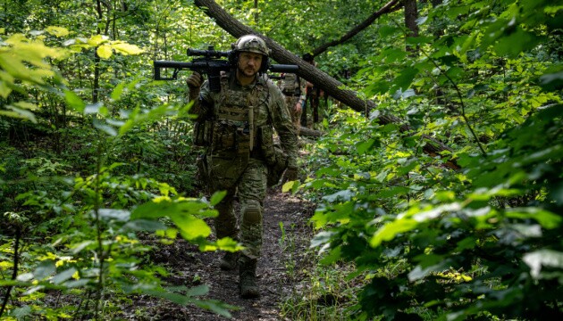 В Харьковской области на Изюмском направлении украинские военнослужащие освободили село Дибровное и передвинули линию фронта.