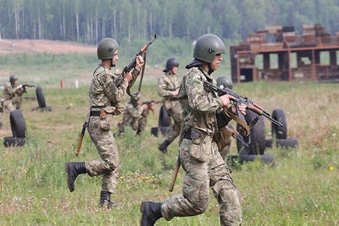 Власти Беларуси продлили военные учения на границе с Украиной еще как минимум на неделю - до 13 августа.