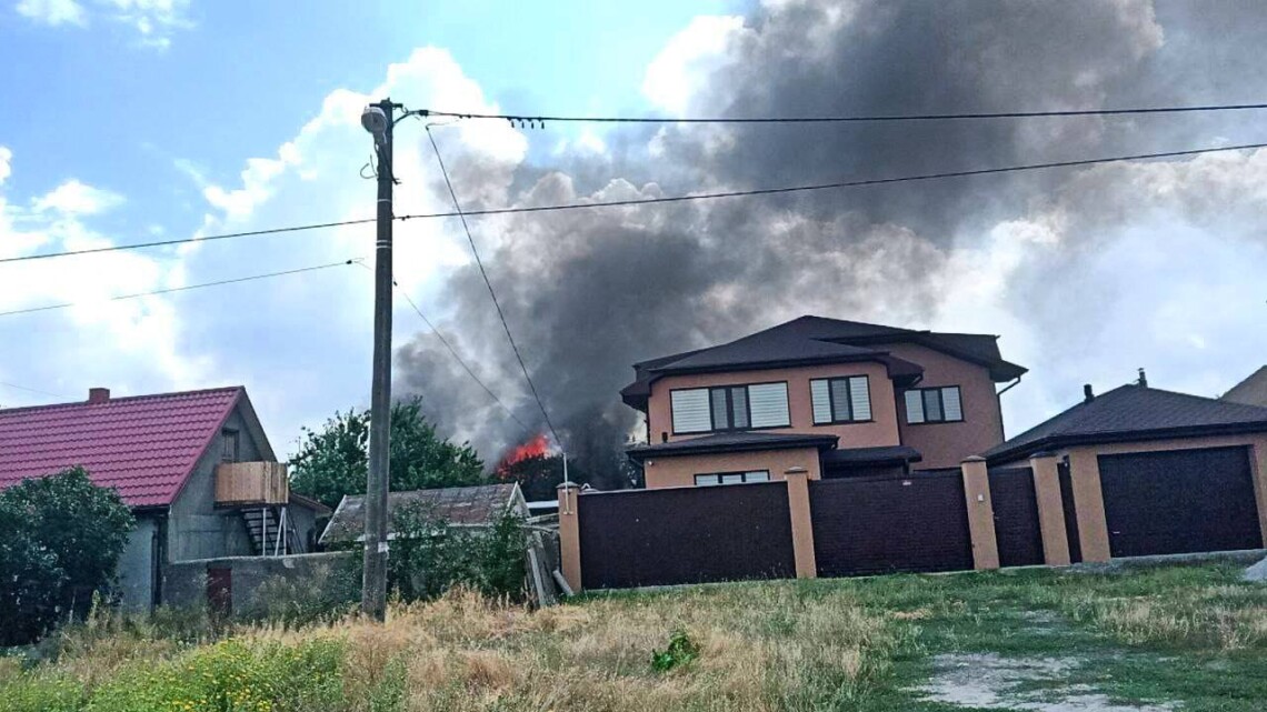 В результате сегодняшнего обстрела Корабельного района Николаева ранены больше 20 человек. Повреждены жилые дома.