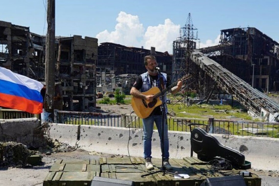 Російські окупанти влаштували так званий концерт на заводі Азовсталь у захопленому Маріуполі.