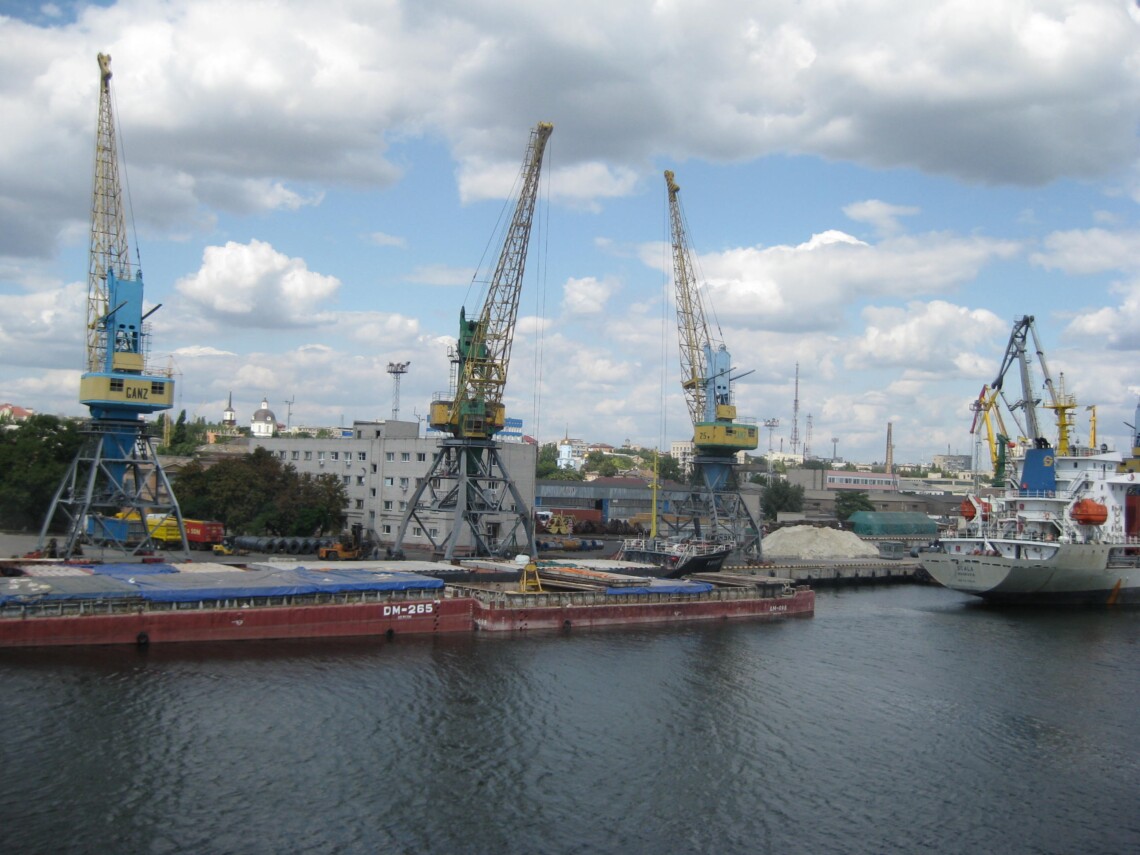 З порту Херсона росіяни вкрали мінеральні добрива, захопили мережу АЗС, а також біля Олешок – базу зеленого туризму.