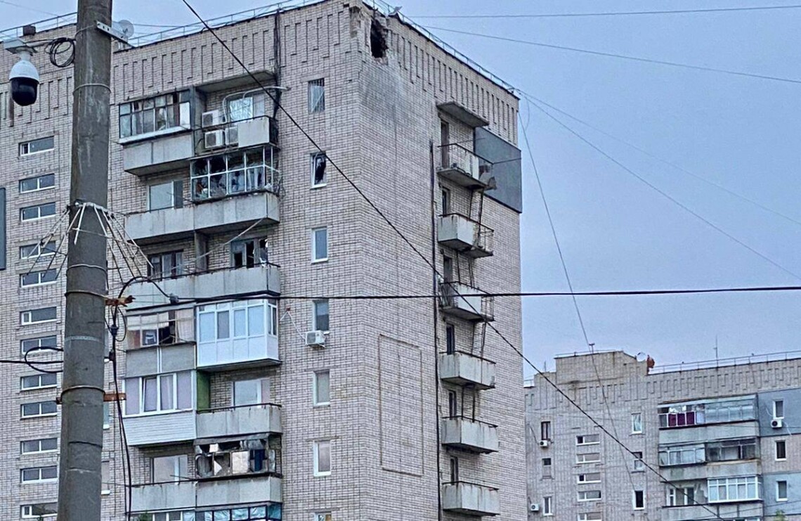 В Никополе под завалами нашли тело еще одного погибшего. Общее количество жертв ночного обстрела Днепропетровской области возросло до трех, девять человек пострадали.