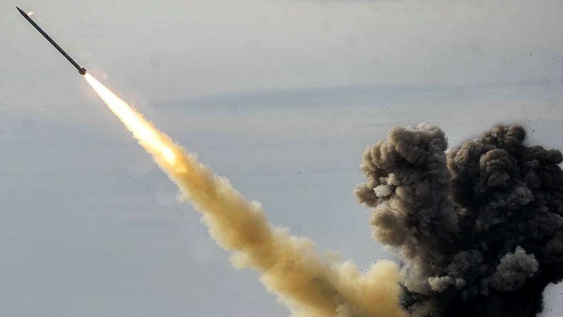 Над Харьковской областью днем зенитные ракетные подразделения ВСУ сбили две российские крылатые ракеты Калибр.