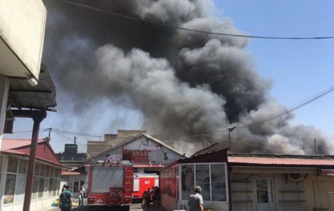 Сегодня, 14 августа, в Ереване в торговом центре Сурмала произошел взрыв, который вызвал пожар, есть пострадавшие, один человек погиб.