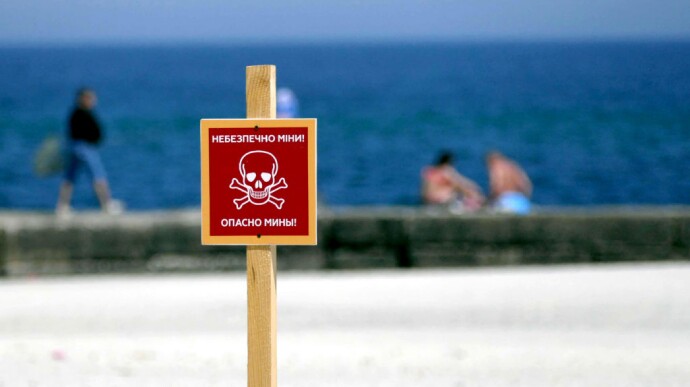 Представитель ОВА в сообщении напомнил о запрете выходить на пляжи, побережье и купаться в море и водоемах.