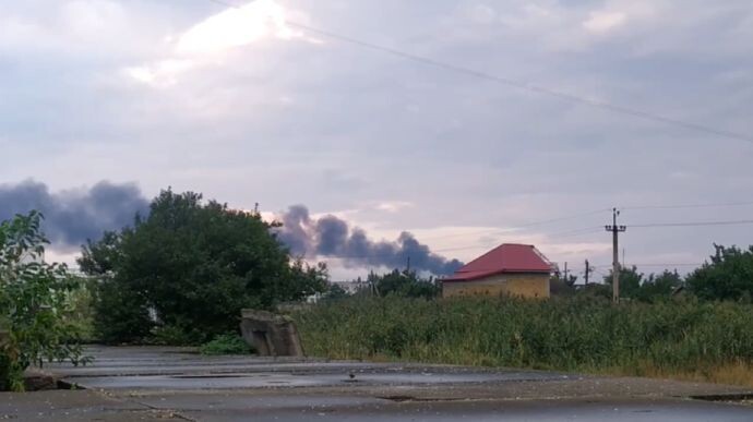 В окупованому Криму, неподалік Джанкоя, пожежа та вибухи. Подробиці інциденту наразі невідомі, відео.