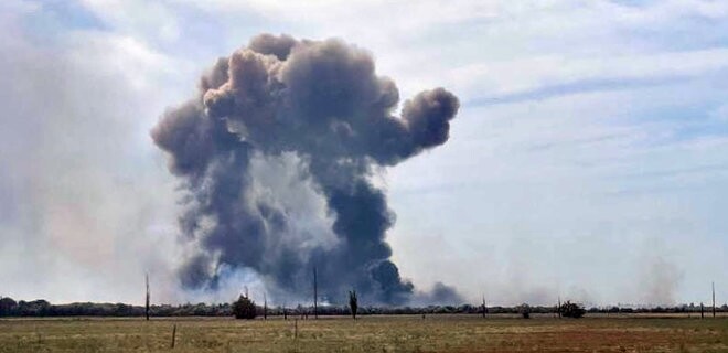 У міноборони рф заявили, що вибухи в Криму сталися через загоряння на майданчику тимчасового зберігання боєприпасів, і як наслідок їхньої детонації.