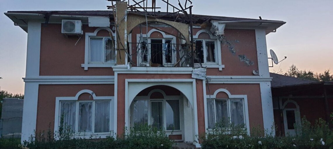 Ночью россияне обстреляли в Днепропетровской области Никополь и Красногригорьевскую общину, а также Широковскую общину. Повреждены дома, автомобили, местное предприятие.