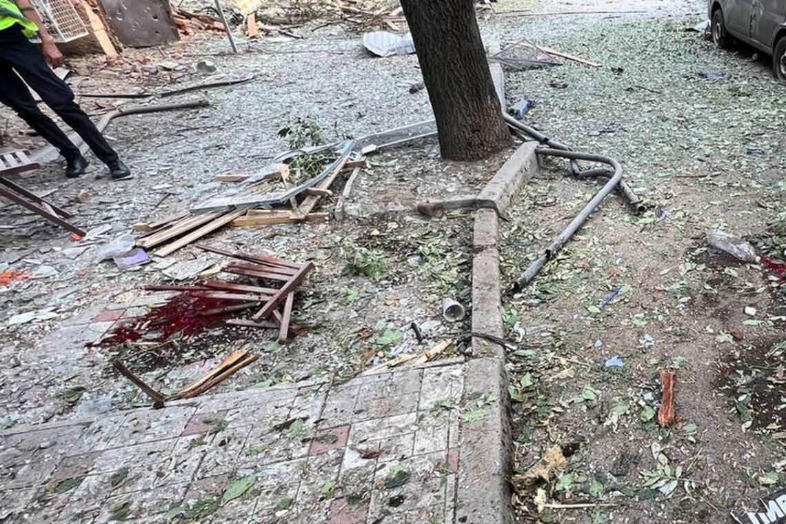 В результате вражеского обстрела центральной части Харькова погибли пять человек. Раненых уже семь.