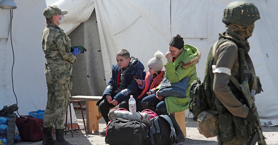 Росія робить все, аби українські діти не поверталися на батьківщину. Для цього росіян спонукають всиновлювати депортованих дітей.