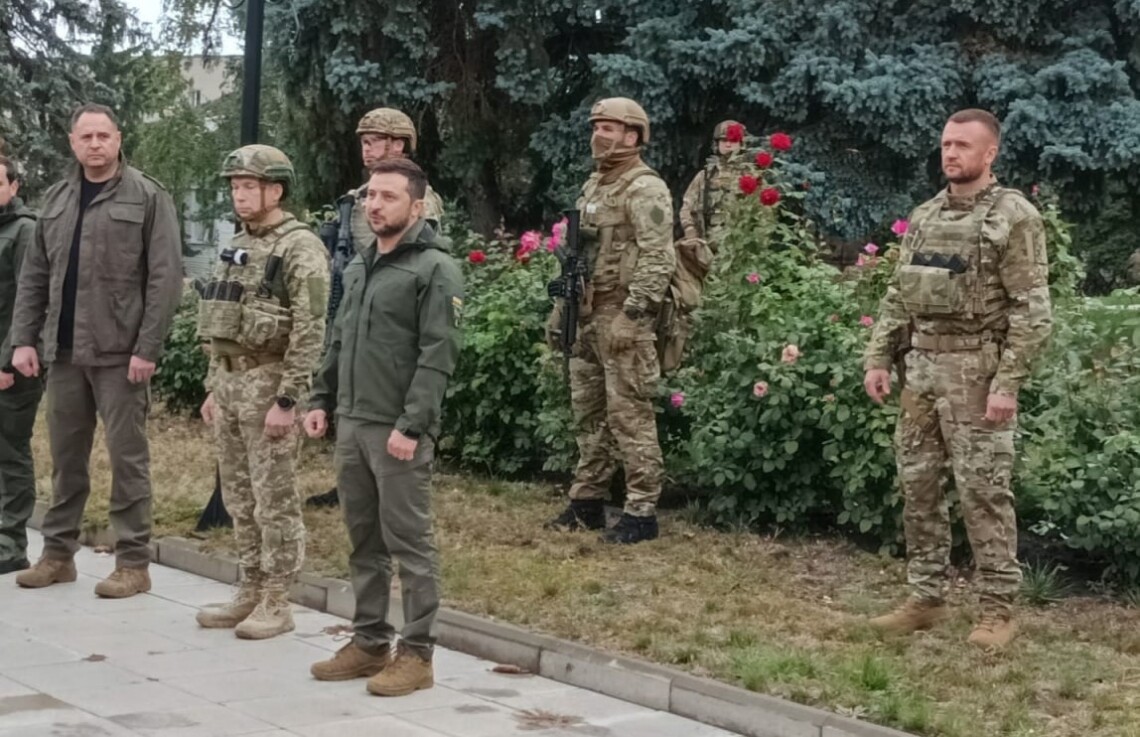 Володимир Зеленський приїхав до Ізюму на Харківщині, який лише кілька днів тому звільнили українські військові.