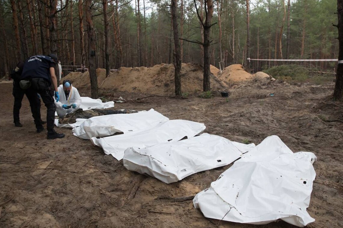 Масові поховання в Ізюмі на Харківщині підтверджують, що звірства росіян у Бучі під Києвом не були аномалією.