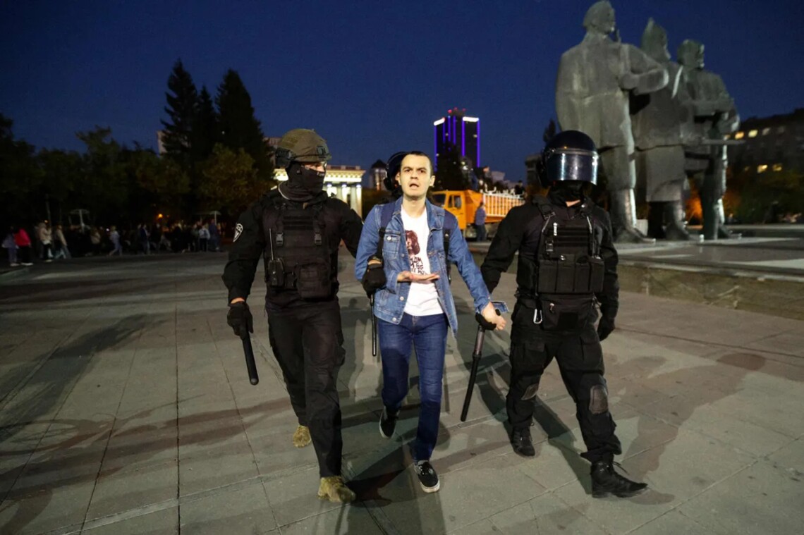 Росіяни вийшли на акції протесту проти мобілізації по всій країні. За підрахунками «ОВД-Інфо», до вечора 21 вересня було затримано понад сто осіб.
