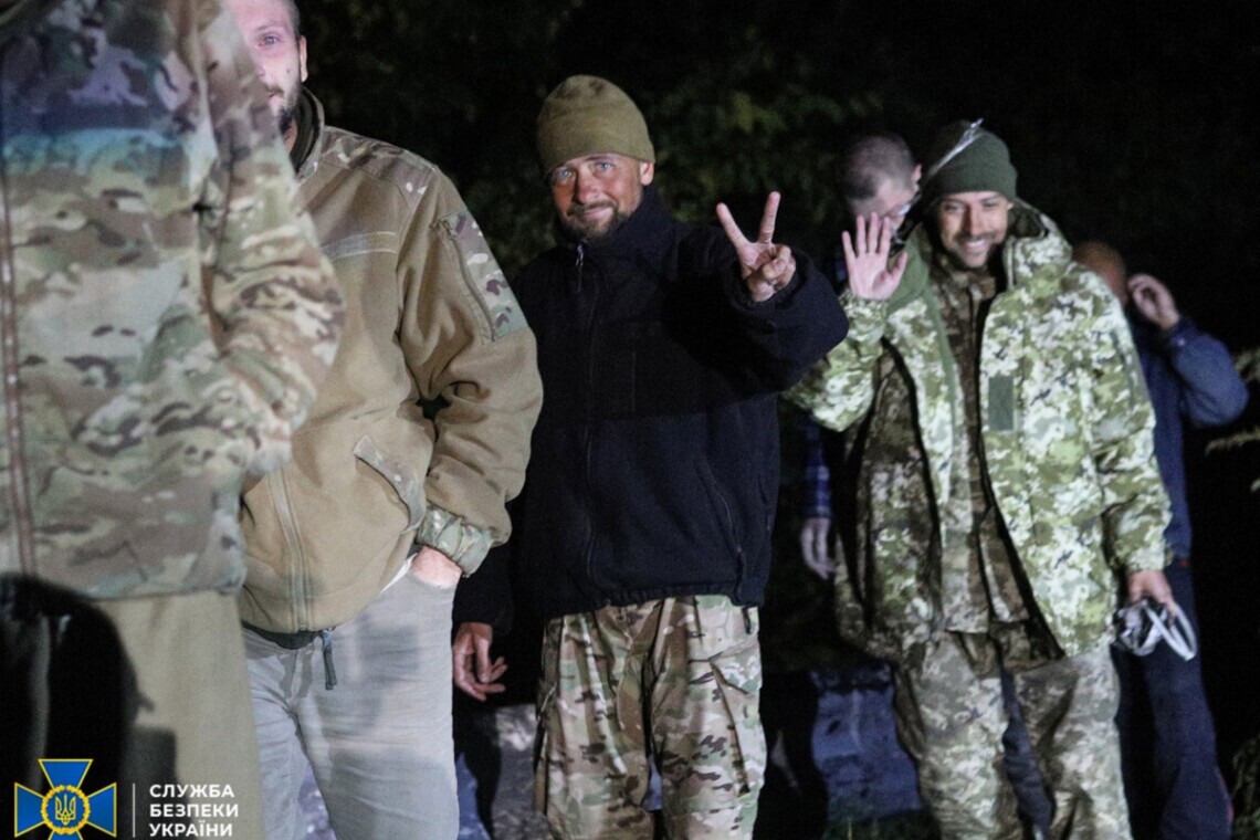 Служба безопасности показала уникальные кадры обмена пленными между Украиной и рф, который состоялся в среду, 21 сентября.