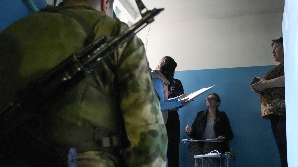 На временно оккупированные территории Украины приехали представители 8 стран. Они стали наблюдателями на псевдореферендумах.