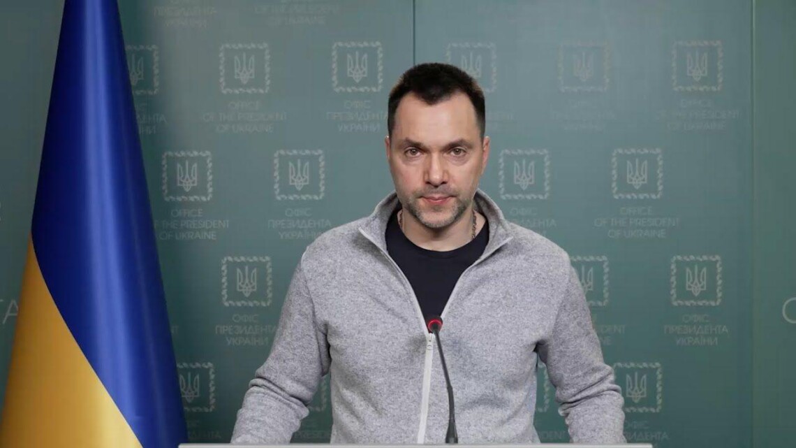 Олексі Арестович відповів, чи випускатимуть з України студентів, які навчаються за кордоном. За його словами, в армію можуть призвати всіх або більшість.