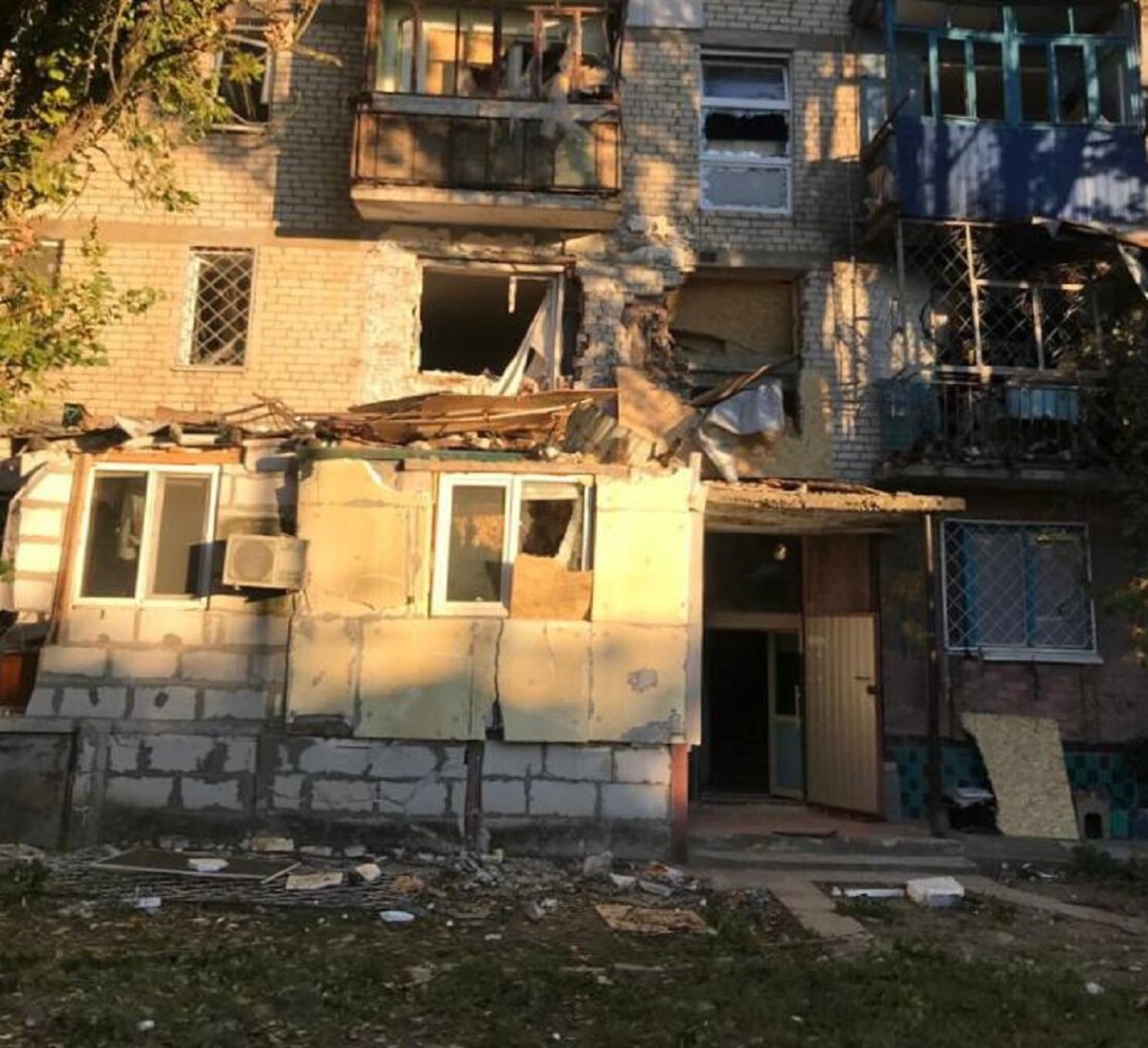 Внаслідок обстрілу Миколаєва вночі 25 вересня було пошкоджено 3 багатоповерхівки та приватний будинок. Зокрема, в одному будинку вилетіло 150 вікон та пошкоджено 75 балконів.