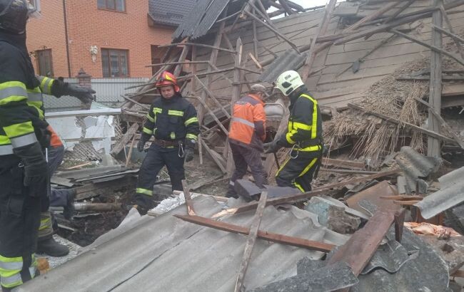 На Рівненщині, в Сарнах, у житловому будинку прогримів вибух. Будинок був знищений майже вщент, важко поранена жінка.