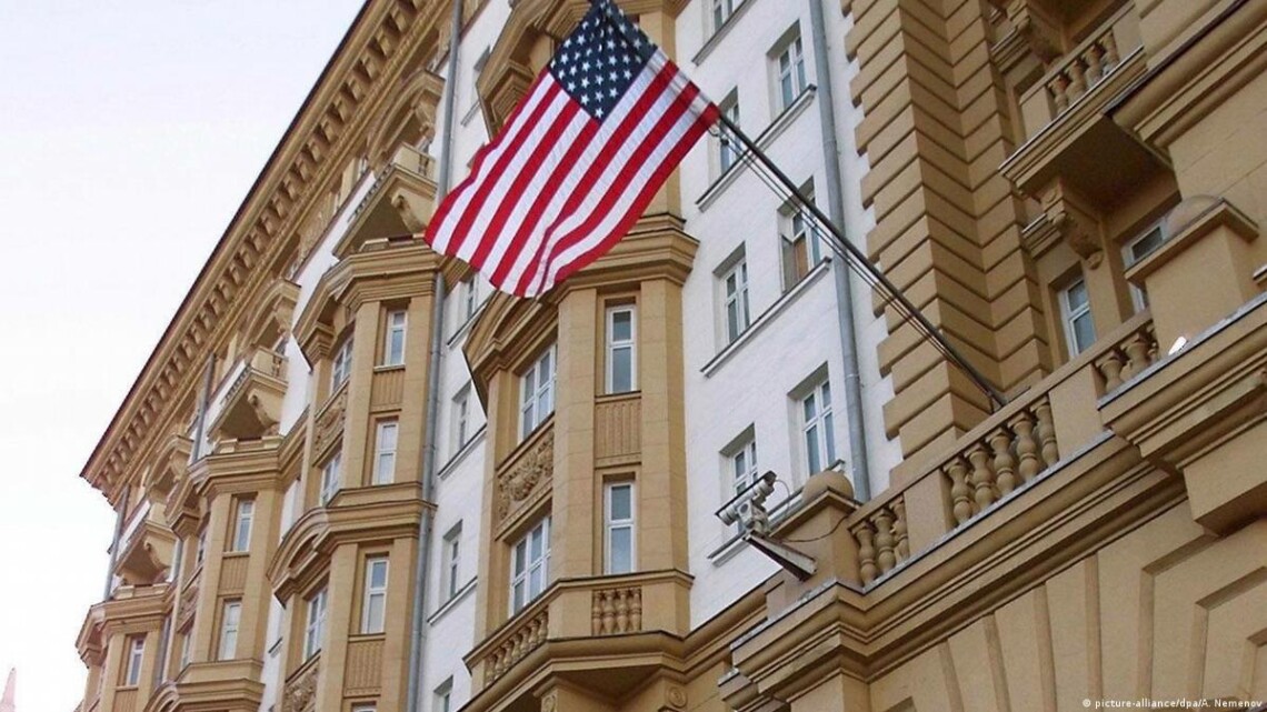 Американське посольство у москві закликало своїх громадян не відвідувати рф, а тих, хто зараз перебуває в країні-агресорі, негайно її залишити.