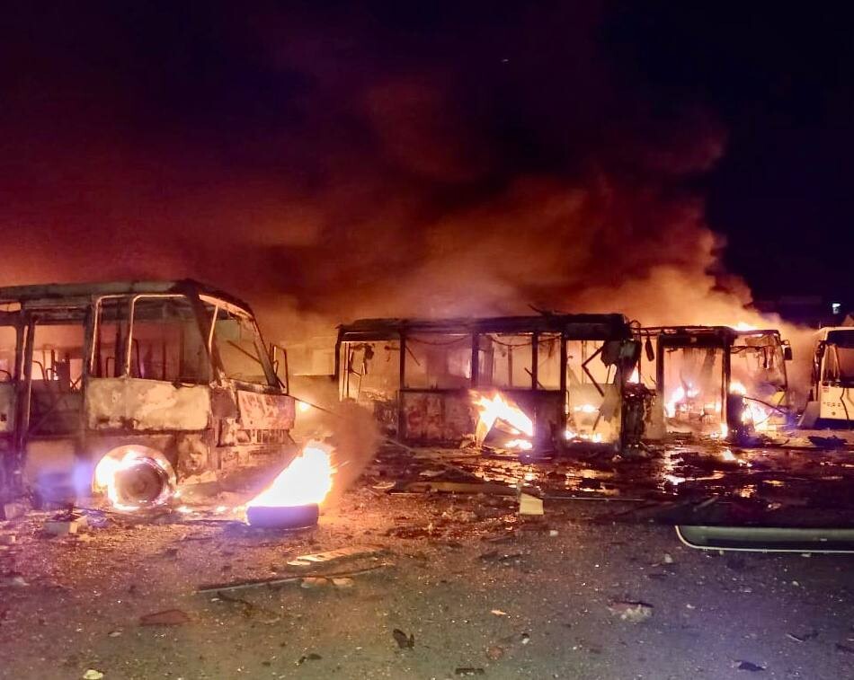 Внаслідок ракетних ударів по Дніпро ввечері 29 вересня загорілася адмінбудівля транспортного підприємства та понад 100 автобусів. Є жертви.