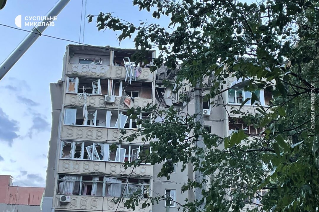 Внаслідок влучання ракети по дев'ятиповерховому житловому будинку в Миколаєві поранено восьмеро людей.