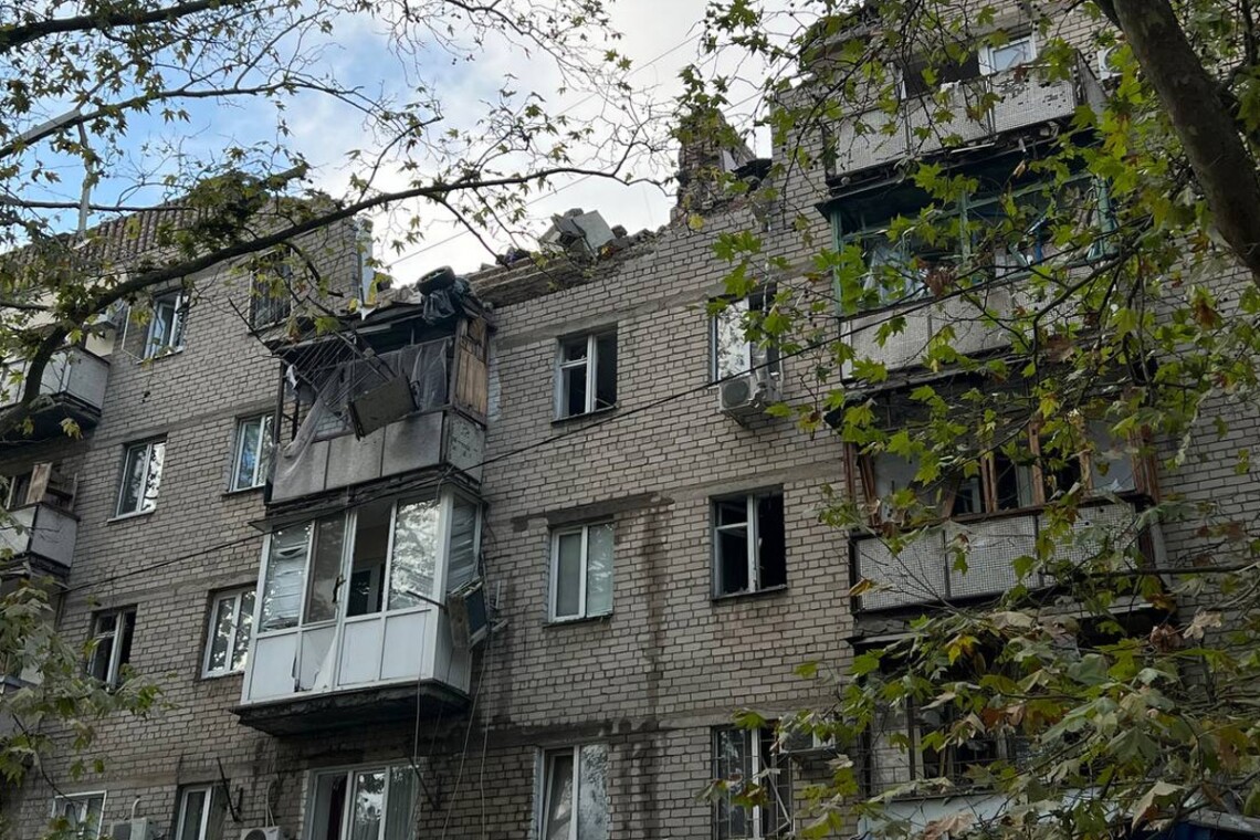 Російські війська завдали удару житловому будинку в Миколаєві ракетою С-300. Зруйновано кілька квартир.